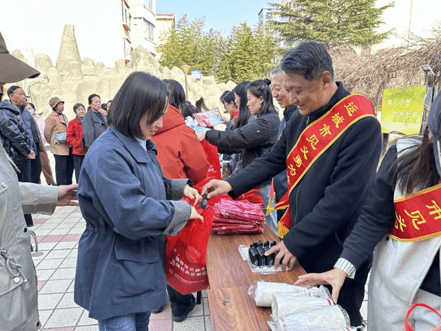 以行动践初心,让文明之花绽放心间—盐湖区学雷锋志愿服务月系列活动综述